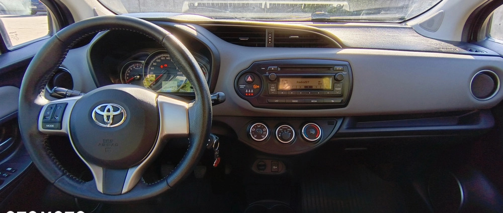 Toyota Yaris cena 23999 przebieg: 270000, rok produkcji 2015 z Wałbrzych małe 277
